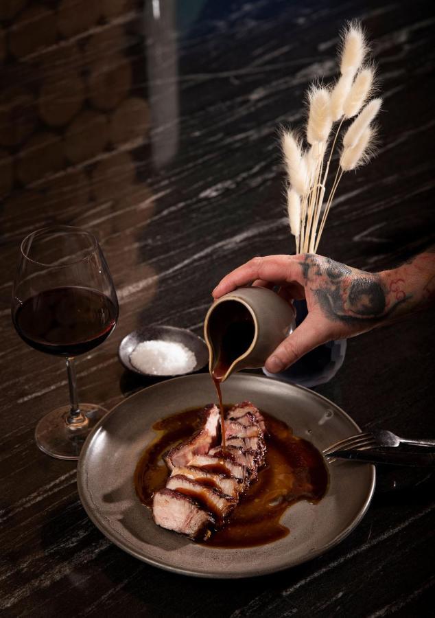 Qt Queenstown Exterior foto A chef seasoning a dish