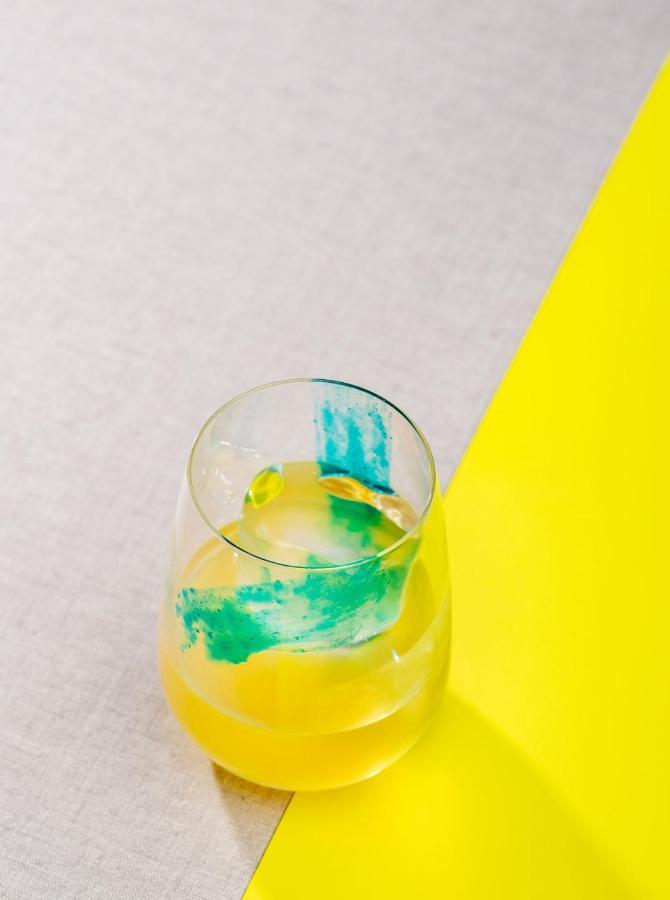 Qt Queenstown Exterior foto A glass of yellow and blue paint