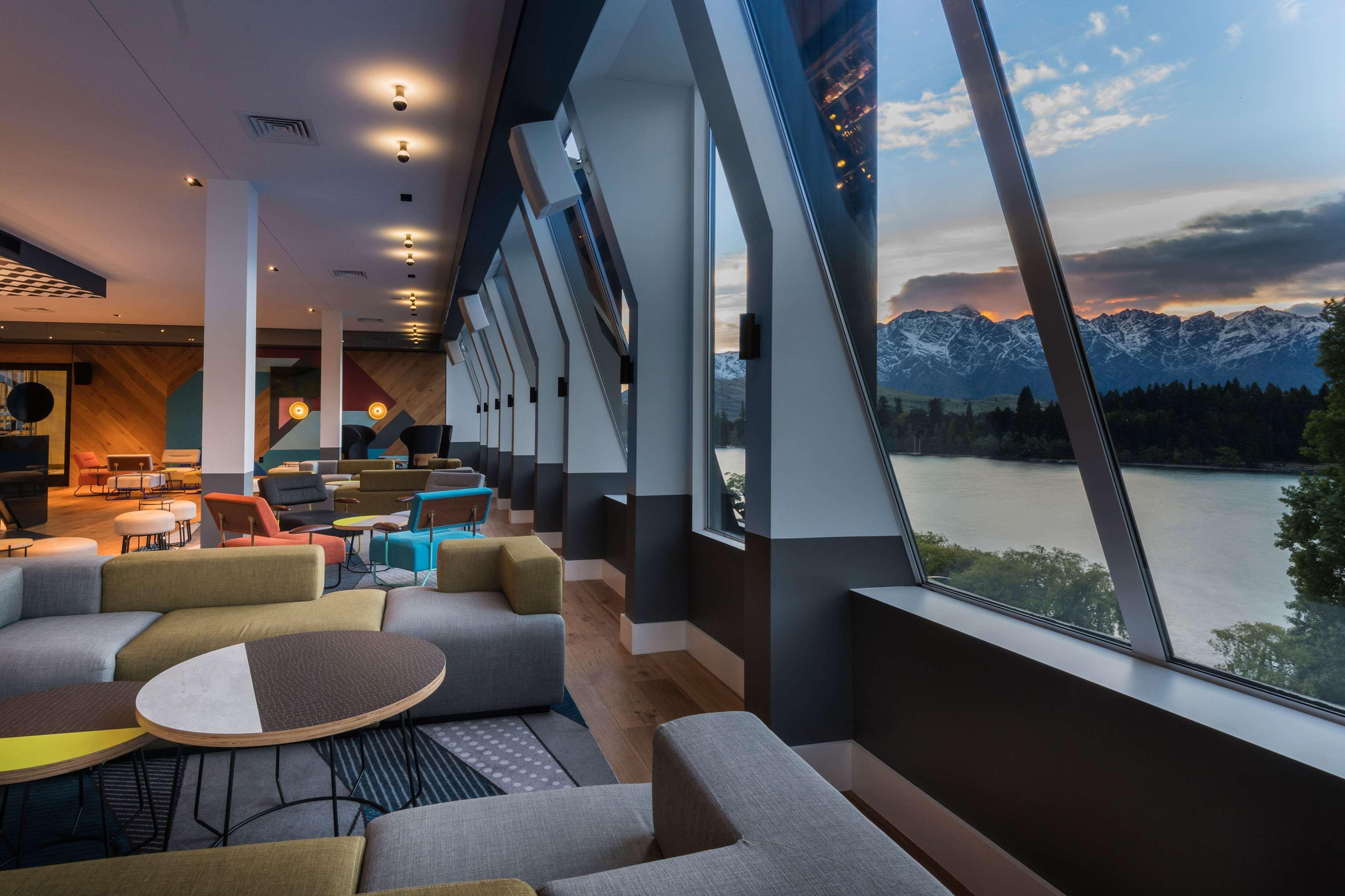 Qt Queenstown Exterior foto The lounge at the hotel