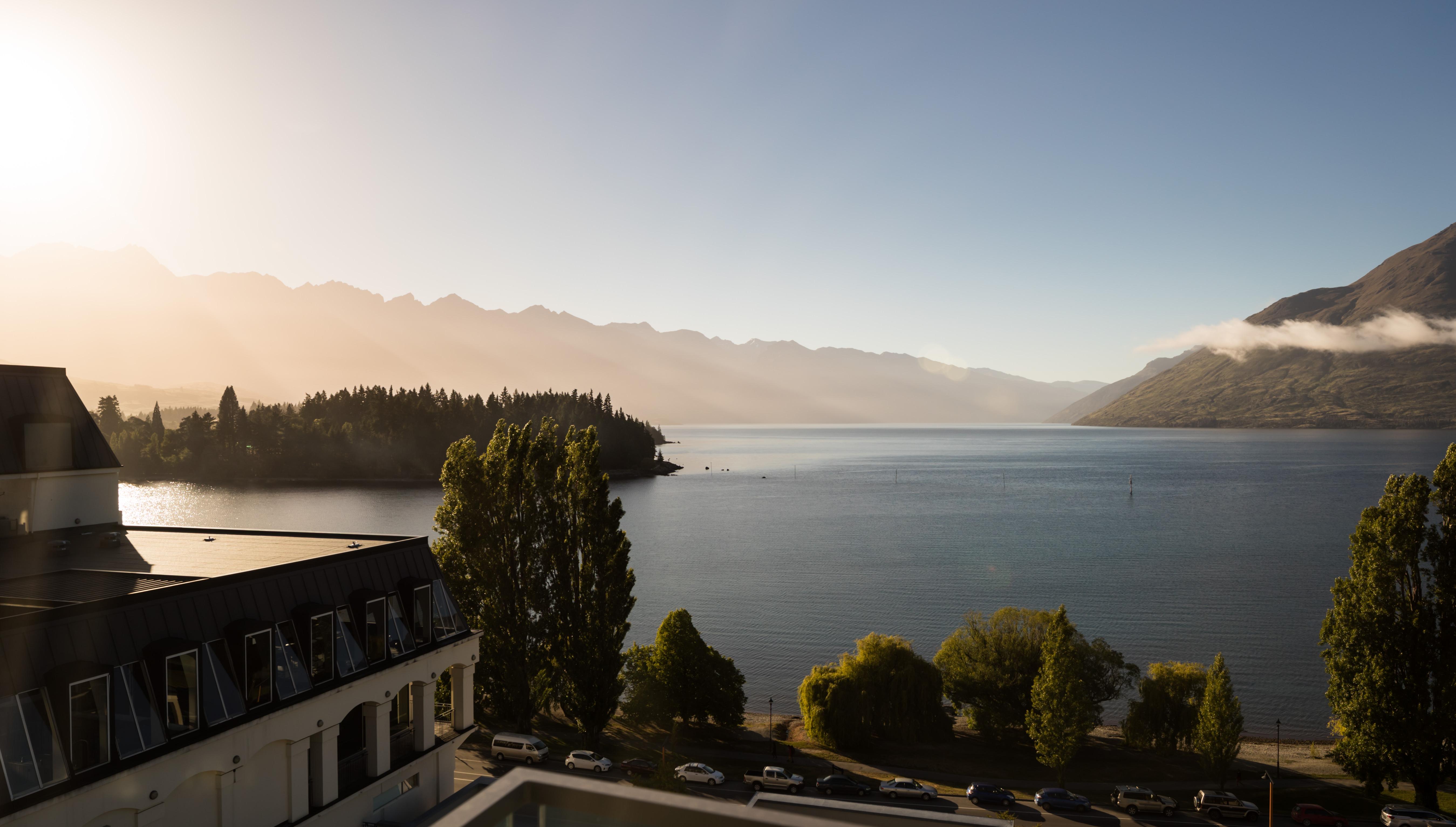 Qt Queenstown Exterior foto View of Lake Wakatipu from Queenstown