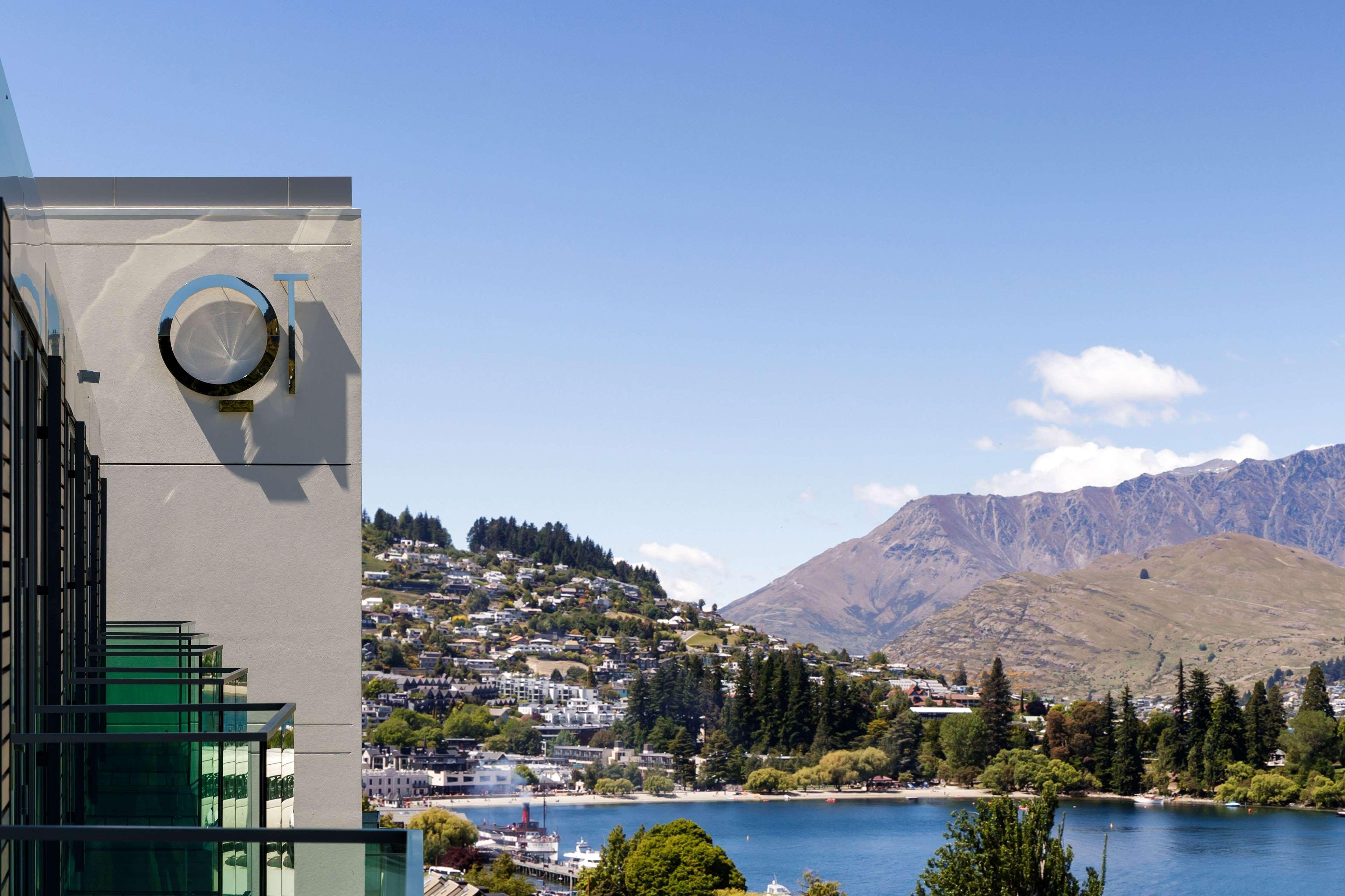 Qt Queenstown Exterior foto The University of Otago Clocktower