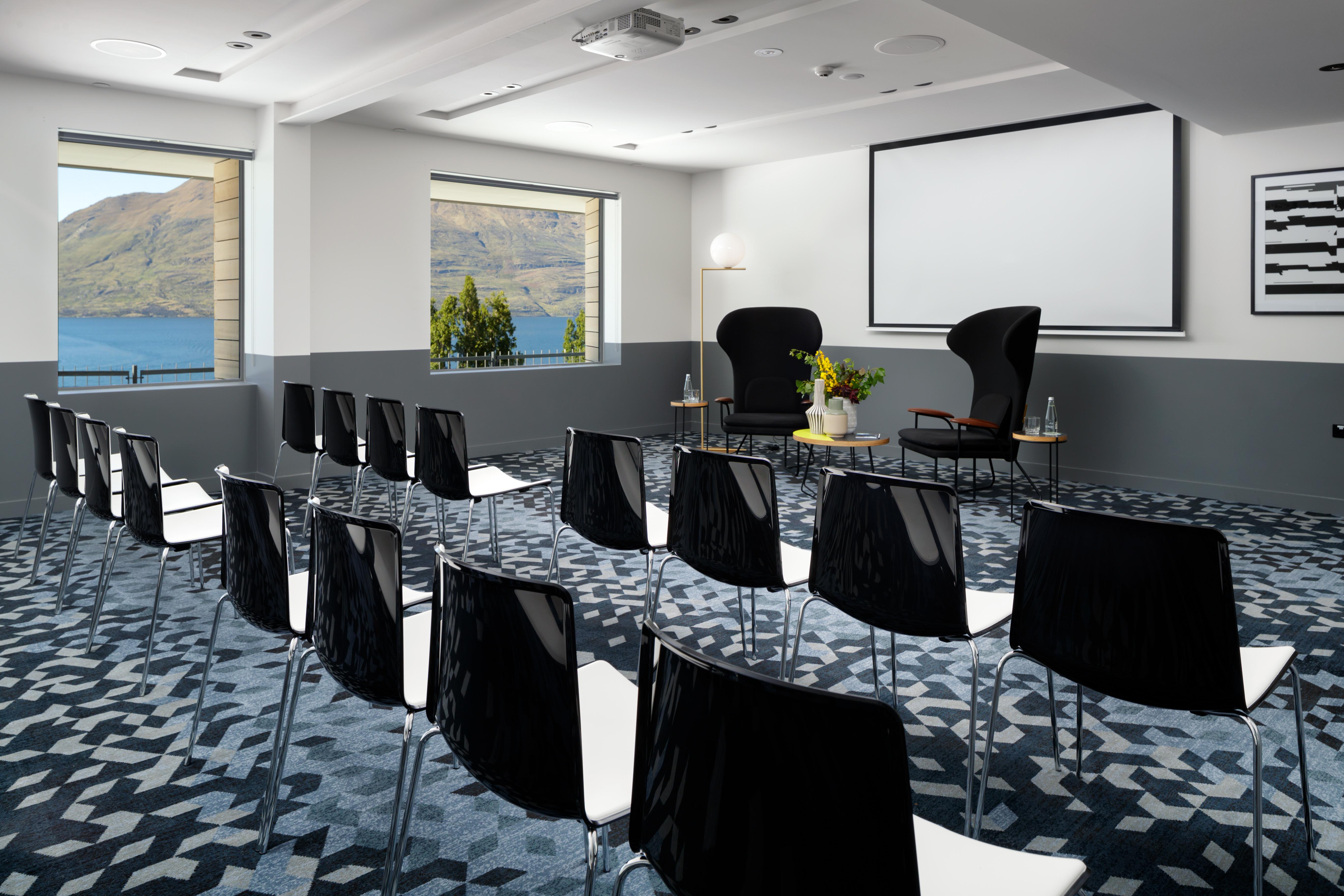 Qt Queenstown Exterior foto The meeting room
