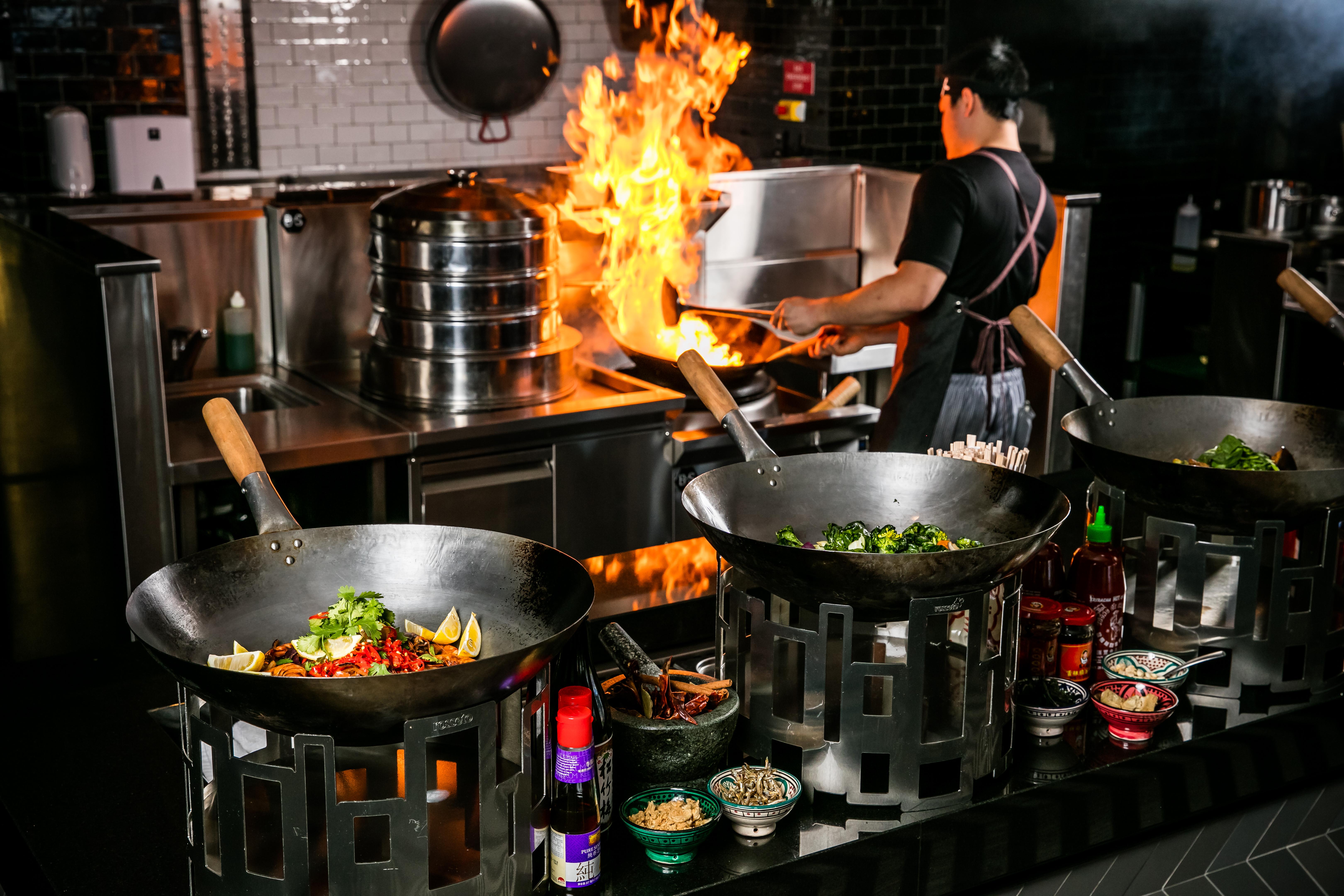Qt Queenstown Exterior foto A wok being used in a restaurant kitchen